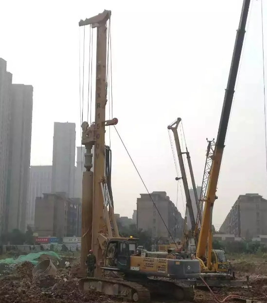 家鄉(xiāng)房建樁基礎施工建設的“好幫手”—徐工XR280D旋挖鉆.png