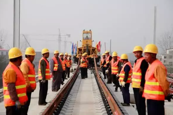 出售360旋挖機(jī)，鄭萬鐵路河南段開始鋪軌.png