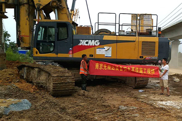 京雄高鐵大型樁基施工中，旋挖鉆機(jī)必不可少.jpg