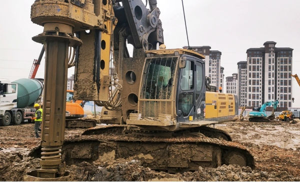 深圳大樁、深樁施工，徐工大噸位旋挖機(jī)展風(fēng)采.jpg